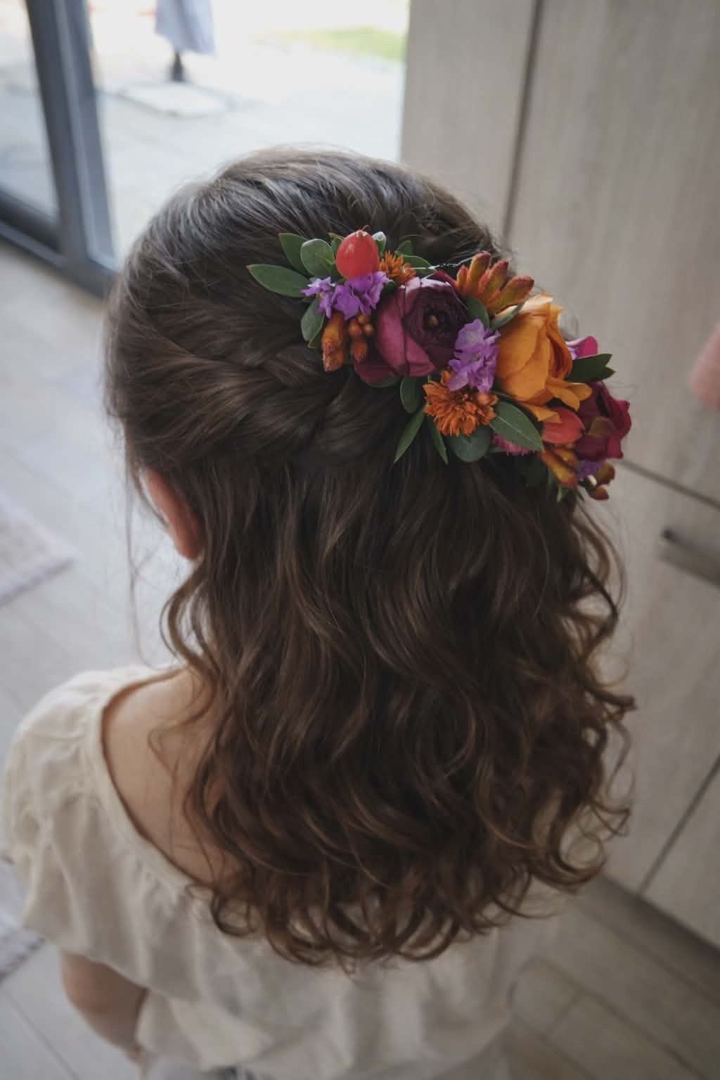 Demi-attaché tressé avec couronne florale